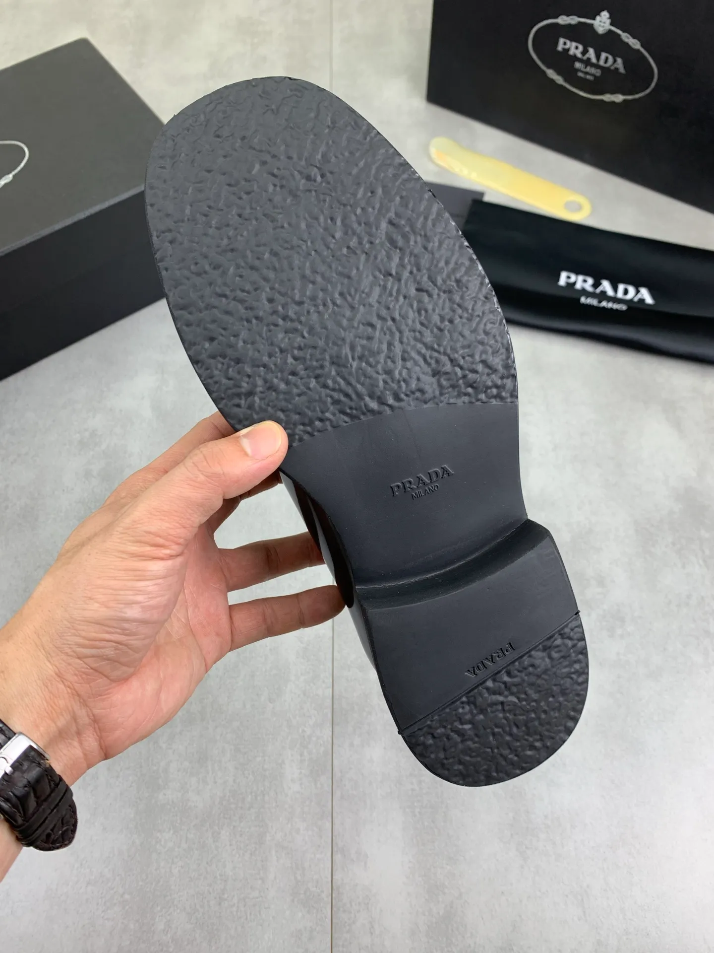 Factory price P840 💰Original quality, top version🔱 ＰＲＡＤＡPrada. Men's business casual leather shoes, top quality cow leather. 1:1 shipment ⬆️Luxurious and noble, all made of imported original first-layer fine suede cowhide, just to create a more comfortable wearing experience. Upper: original comfortable open-edge bead-rubbed calfskin ➕Top imported water-dyed full cow lining, original high-end lightweight and comfortable TPU combination bottom ✔️Code number: 39-44 (38 45 Can be customized)
